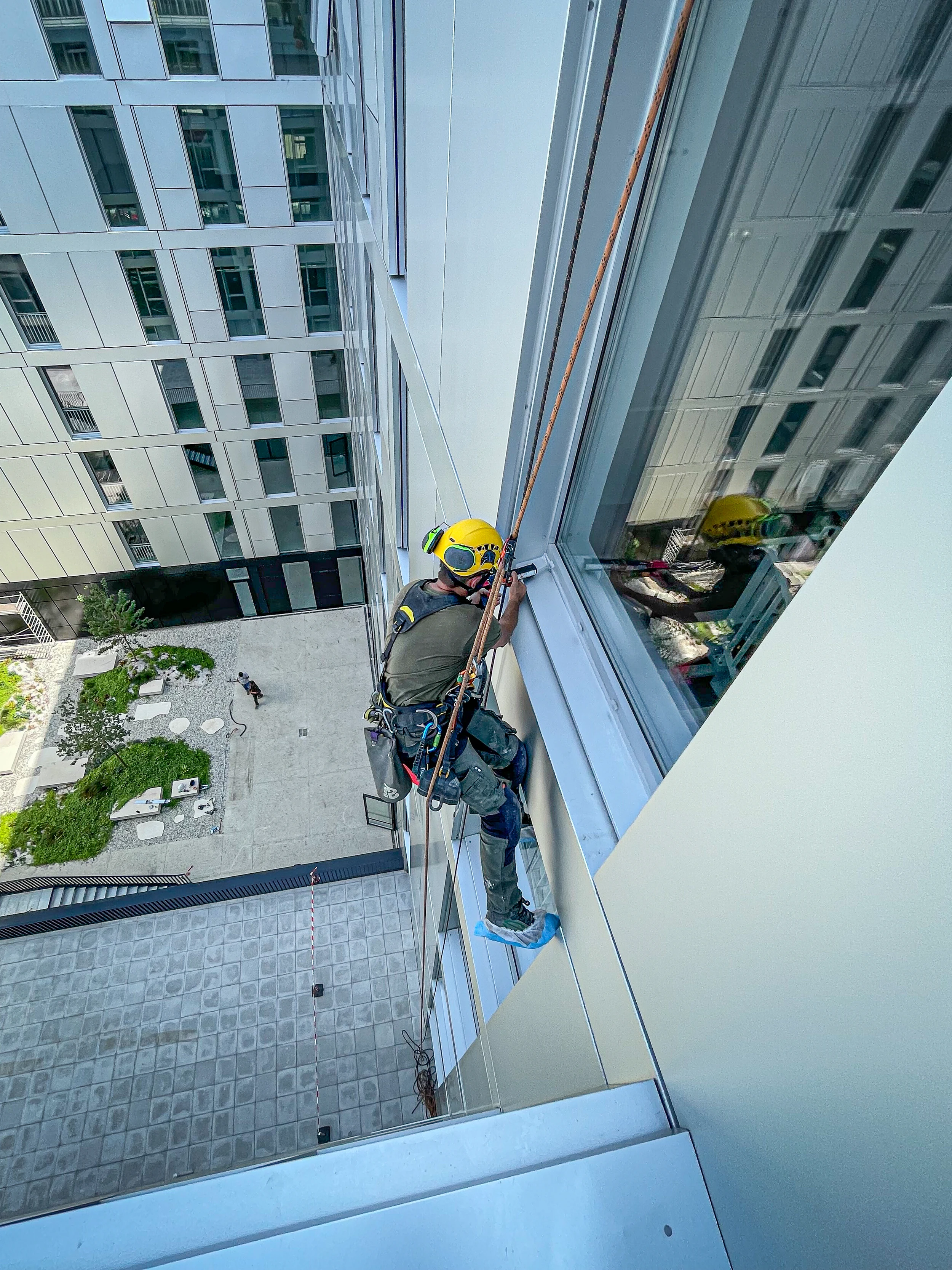 Réalisation de joints d’étanchéité sur encadrements de fenêtres